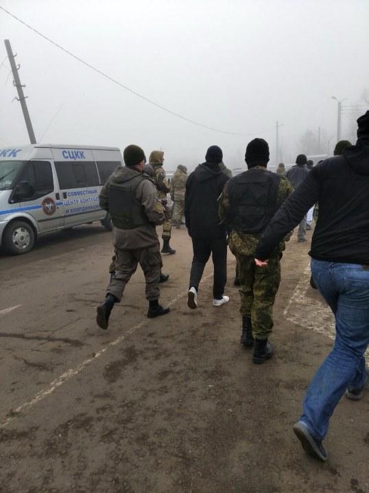 Обмен пленными возле КПВВ «Майорское» начался: домой должны вернуться 80 украинцев (ФОТО) - рис. 2