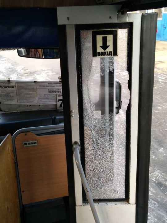 Не захотел остановить: пьяный пассажир маршрутки разбил стекло и угрожал водителю - рис. 2