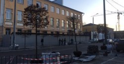 Вместо парковки: на Троицкой начали высаживать молодые грабы (ФОТО) - рис. 13