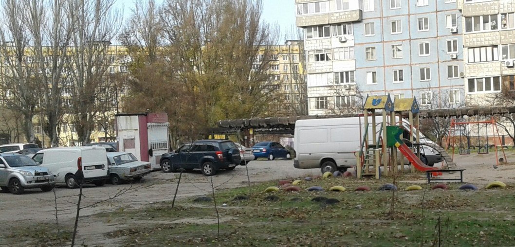 Парковки по-днепровски: Mercedes "поселился" на детской площадке (ФОТО) - рис. 4
