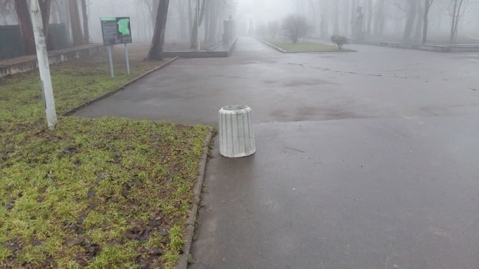 В Днепре в некоторых парках появились новые урны - рис. 1
