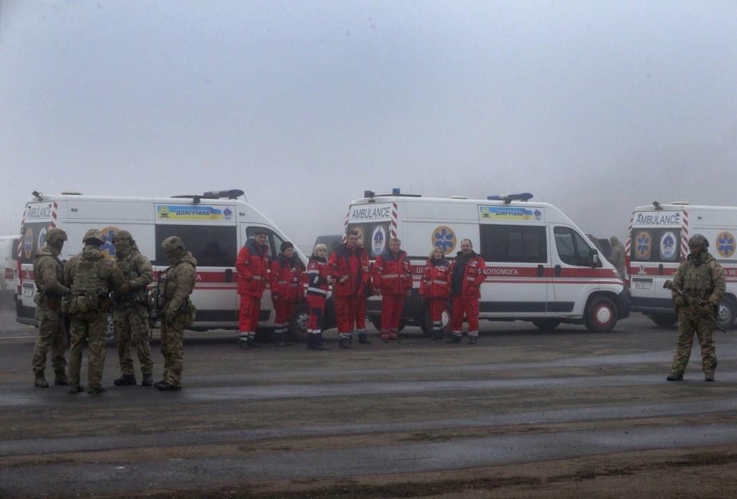 Обмен пленными возле КПВВ «Майорское» начался: домой должны вернуться 80 украинцев (ФОТО) - рис. 4