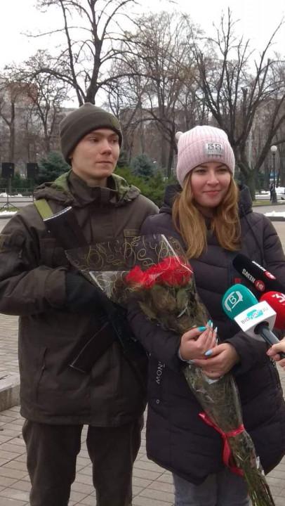 В Днепре во время присяги обручились сразу три пары - рис. 1