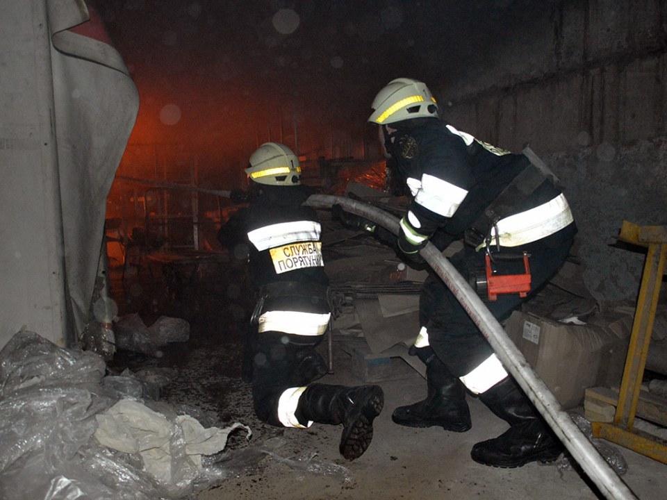 Дым было видно от ЦУМа: в Днепре сгорел огромный склад стройматериалов (ВИДЕО) - рис. 1