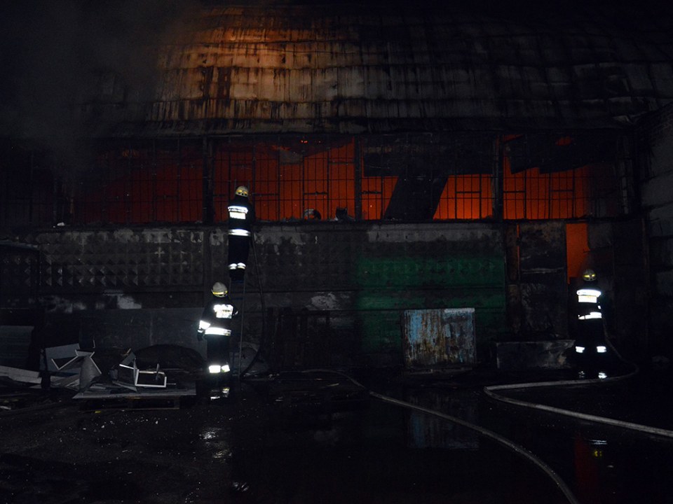 Дым было видно от ЦУМа: в Днепре сгорел огромный склад стройматериалов (ВИДЕО) - рис. 2