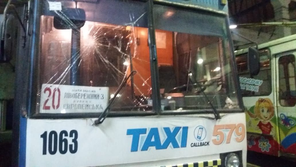 В Днепре на Слобожанском проспекте дети бросали камни в окна троллейбусов (ФОТО) - рис. 1