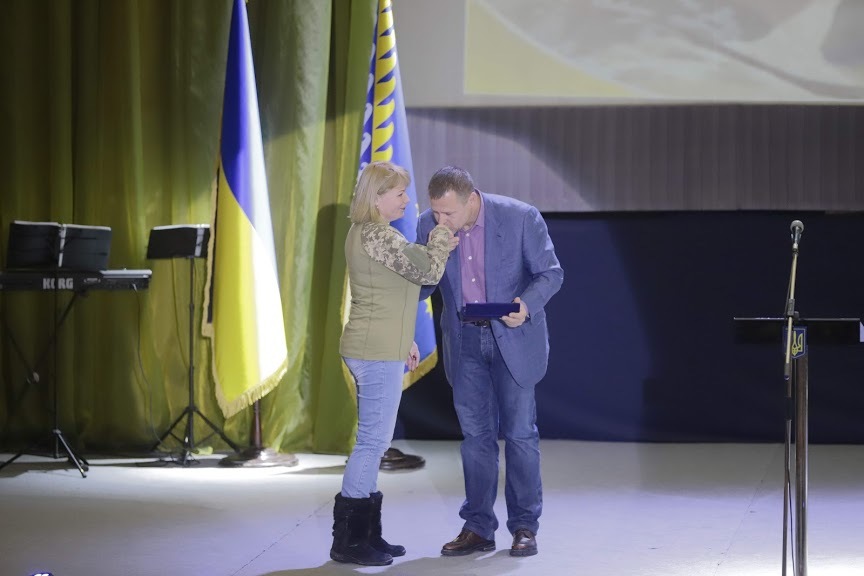 Борис Филатов вручил украинским военным памятные подарки (ФОТО) - рис. 4