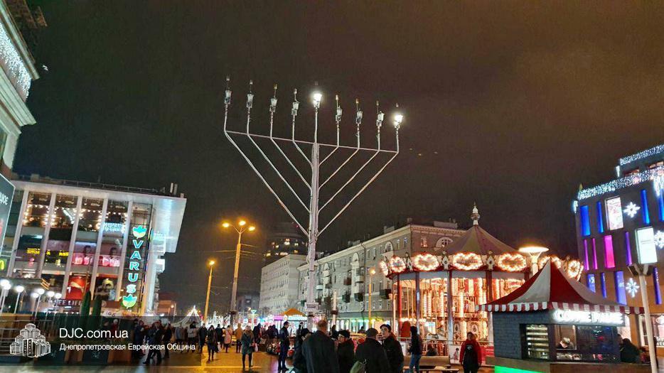 В центре Днепра зажглись гигантские ханукии (ФОТО) - рис. 2