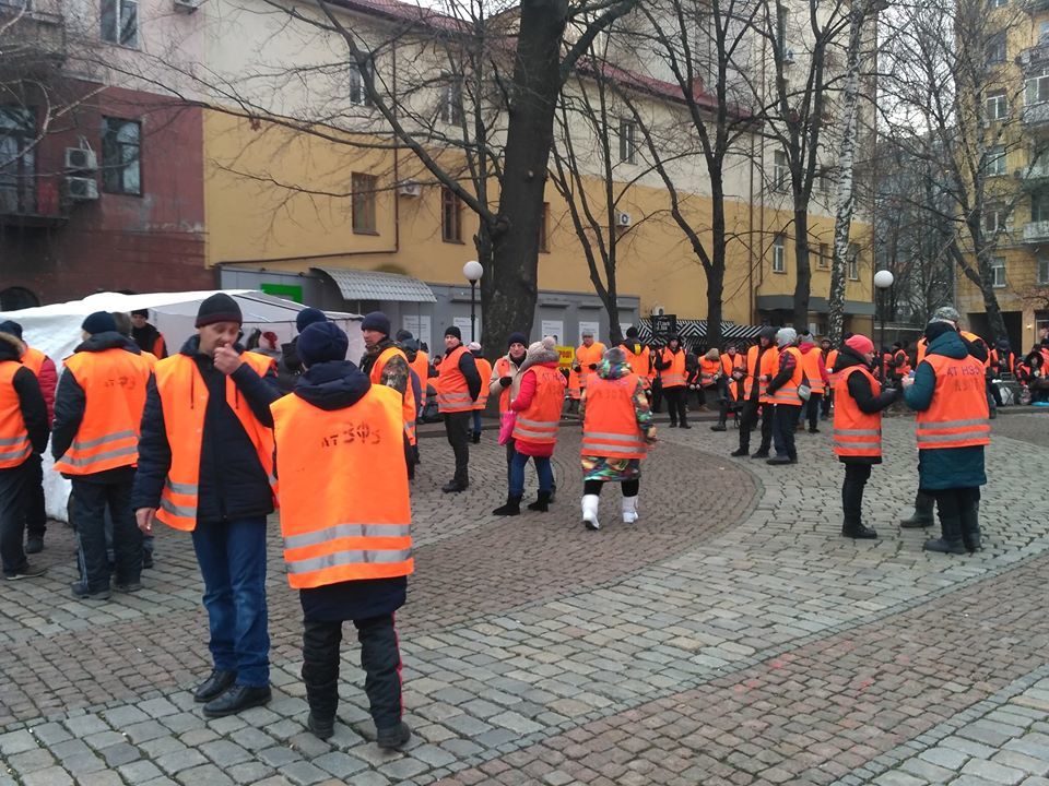Митингующие под ПриватБанком ставят биотуалеты возле памятника Полю (ФОТО) - рис. 1