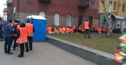 Митингующие под ПриватБанком ставят биотуалеты возле памятника Полю (ФОТО) - рис. 1
