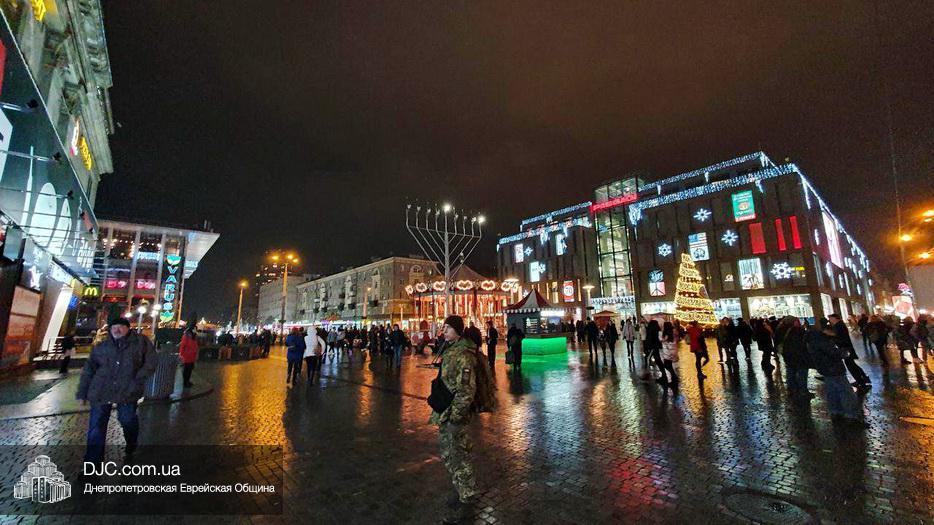 В центре Днепра зажглись гигантские ханукии (ФОТО) - рис. 1