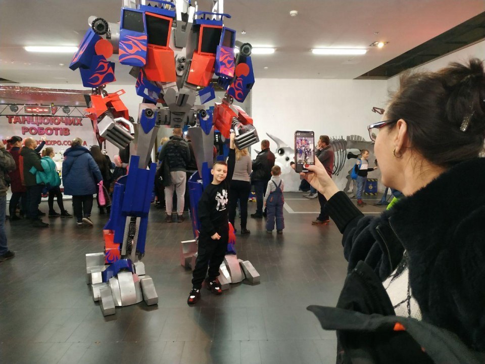 Посетители на выставке роботов и трансформеров в Караване, Днепр, 2019 год.
