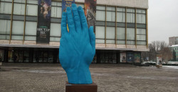 Та самая синяя рука: арт-объект установили возле оперного в Днепре - рис. 10