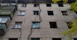 Вот-вот развалится пополам: в аварийном доме на Поля продолжают жить (ФОТО) - рис. 9