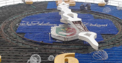 Триста метров хвои: в Кривом Роге к Новому году украшают цветочные часы (ФОТО) - рис. 8