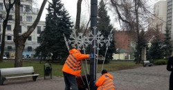 Сквер Героев в Днепре украсили снежинками (ФОТО) - рис. 13