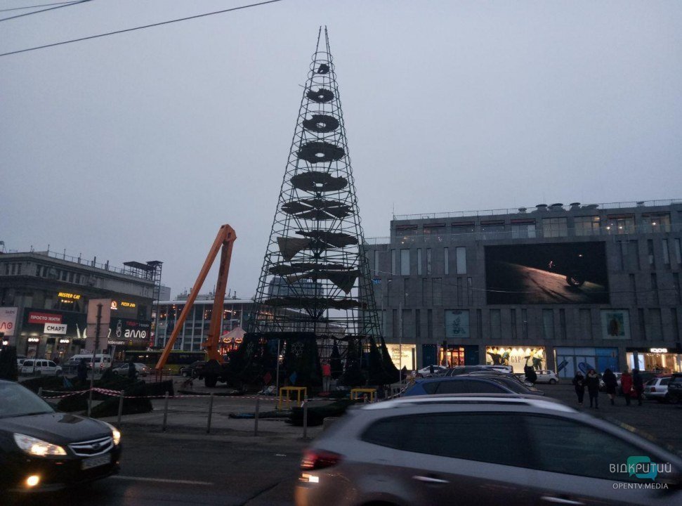 Каркас центральной городской елки Днепра 2020.