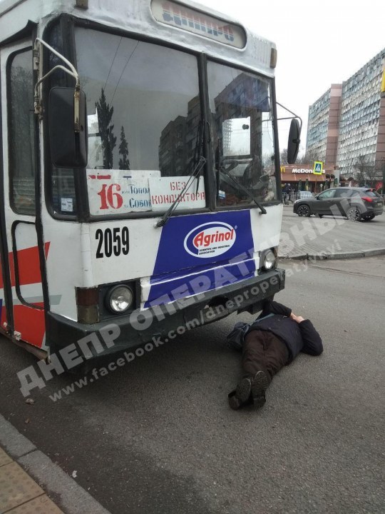 На Гагарина мужчина лег под троллейбус - рис. 1