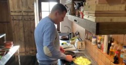 "Не люблю зажаренное": Борис Филатов показал, как готовить диетическое сотэ (ВИДЕО) - рис. 20