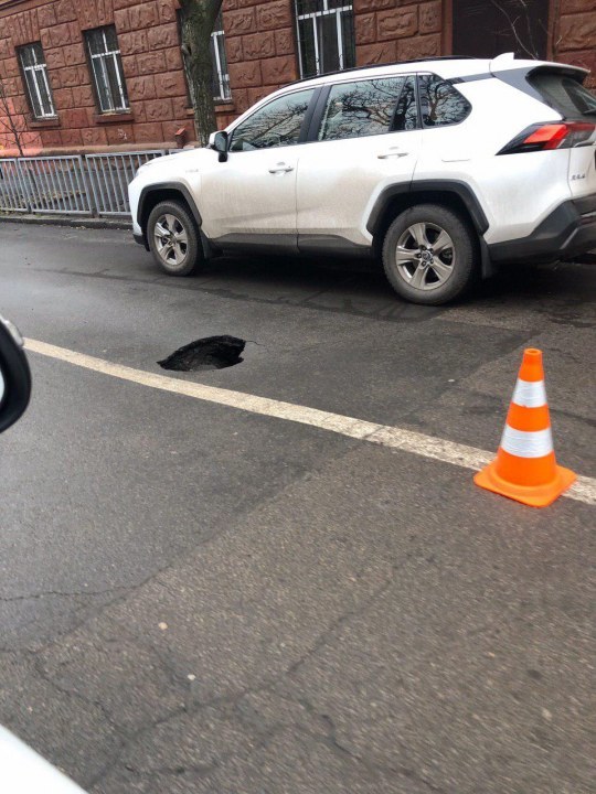 Проклятое место: на Гоголя снова провалился асфальт на проезжей части - рис. 1