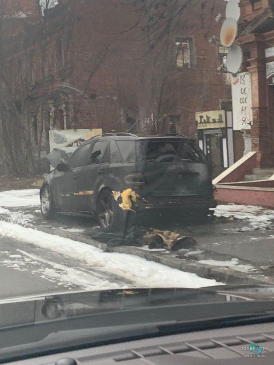 На Соборной площади сгорел дотла Mercedes - рис. 1