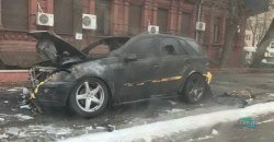 На Соборной площади сгорел дотла Mercedes - рис. 11