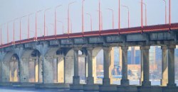 В Днепре любители острых ощущений катались на подножке троллейбуса по Новому мосту (ФОТО) - рис. 16