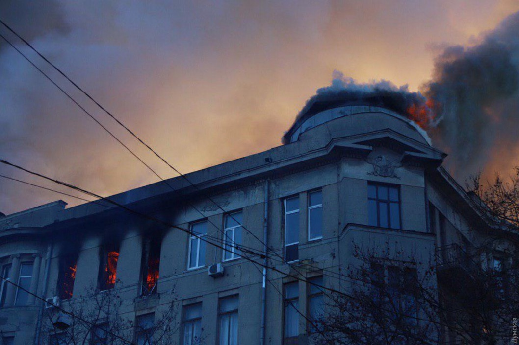 Внутри было много студентов: площадь пожара в Одессе растет, как и число пострадавших (ФОТО, ВИДЕО) - рис. 10