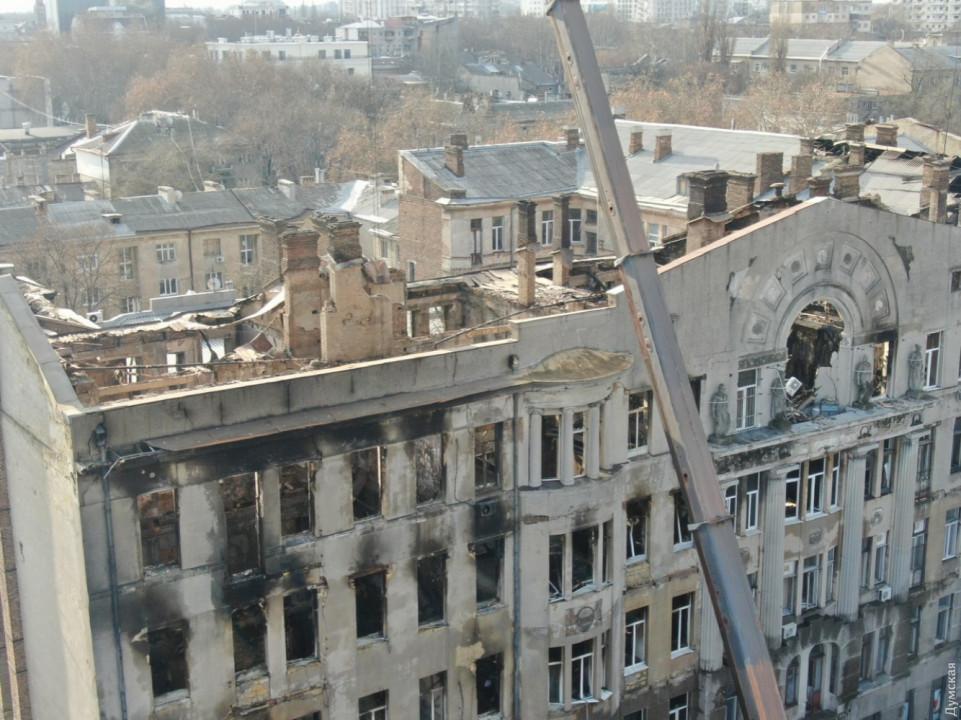 Чтоб не рухнул: сгоревший дом в Одессе укрепят каркасом - рис. 1