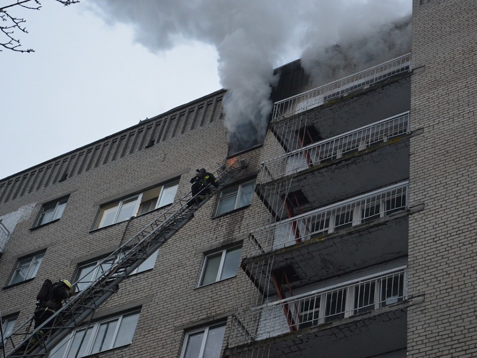 Студенты выбежали из здания: на Богдана Хмельницкого горело общежитие медучилища (ФОТО) - рис. 1