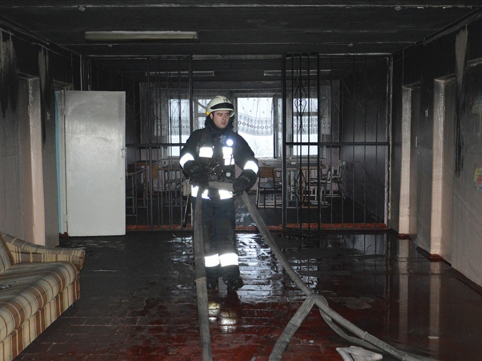 Студенты выбежали из здания: на Богдана Хмельницкого горело общежитие медучилища (ФОТО) - рис. 2