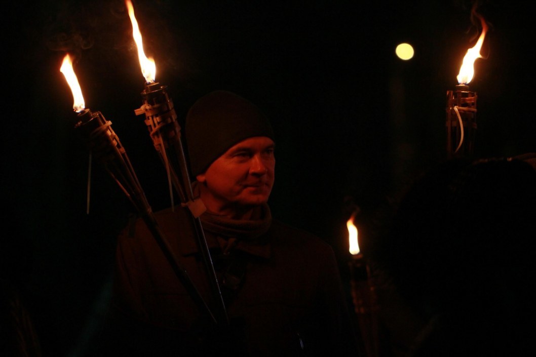 Что это было: по центру Днепра прошла сотня человек с факелами (ФОТО) - рис. 3