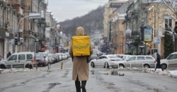 В Днепре курьер Glovo украл обогреватель из туалета (ВИДЕО) - рис. 20