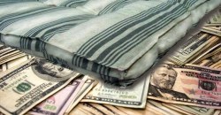 Вот так находка: на свалке под Одессой нашли матрас с деньгами - рис. 13