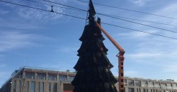 В центре Днепра демонтируют главную елку города - рис. 2