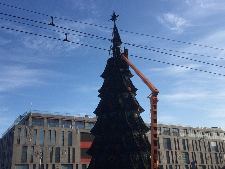 В центре Днепра демонтируют главную елку города - рис. 3