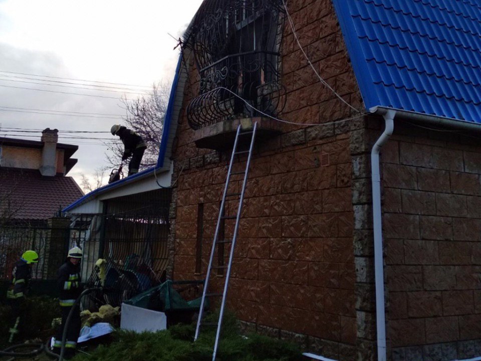 Вблизи Днепра более 20 пожарных тушат частный дом (ФОТО, ВИДЕО) - рис. 2