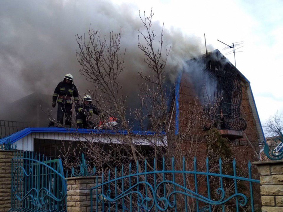 Вблизи Днепра более 20 пожарных тушат частный дом (ФОТО, ВИДЕО) - рис. 1