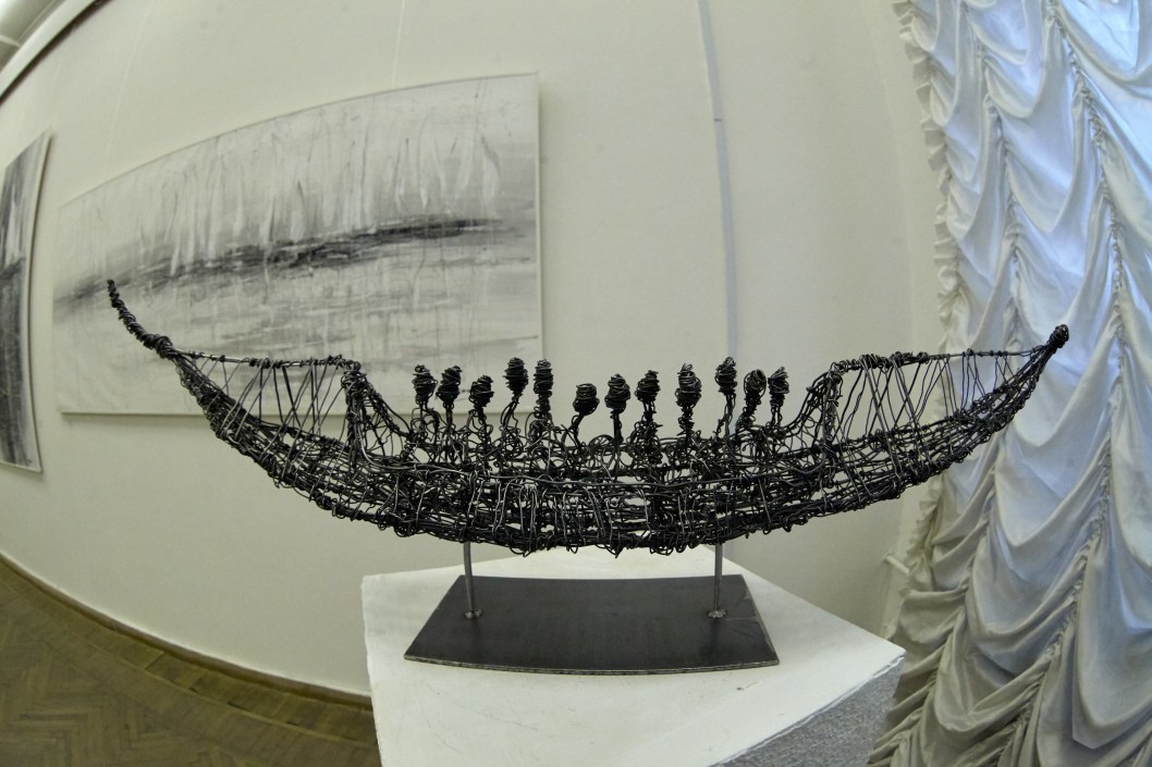 Проволочные корабль, медуза и глобус: в Днепре открылась выставка скульптур из металла - рис. 4