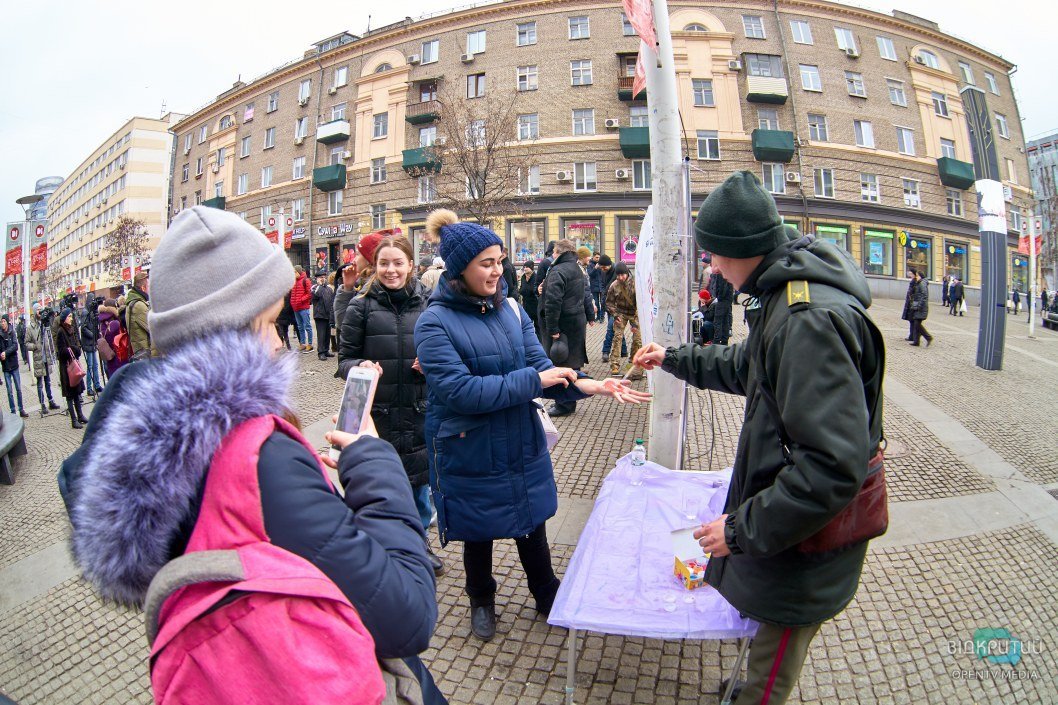 Патриотично: на Европейской площади из картонок сделали гигантский флаг (ФОТО) - рис. 1