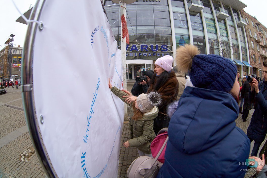 Патриотично: на Европейской площади из картонок сделали гигантский флаг (ФОТО) - рис. 9