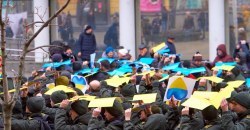 Патриотично: на Европейской площади из картонок сделали гигантский флаг (ФОТО) - рис. 14