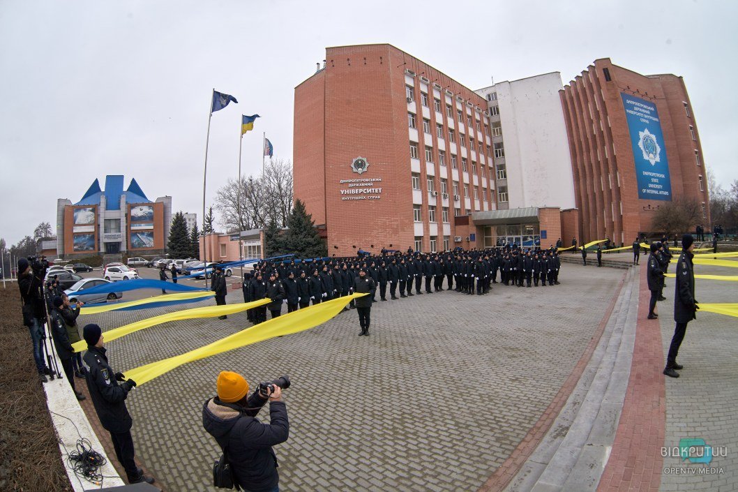 В Днепре курсанты создали 50-метровую карту Украины с помощью лент (ФОТО) - рис. 1