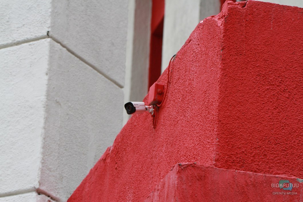 Алый фасад, следы пожара и выбитые окна: как сейчас выглядит ДК Ильича в Днепре (ФОТО) - рис. 2