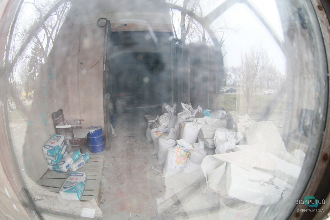 Алый фасад, следы пожара и выбитые окна: как сейчас выглядит ДК Ильича в Днепре (ФОТО) - рис. 4