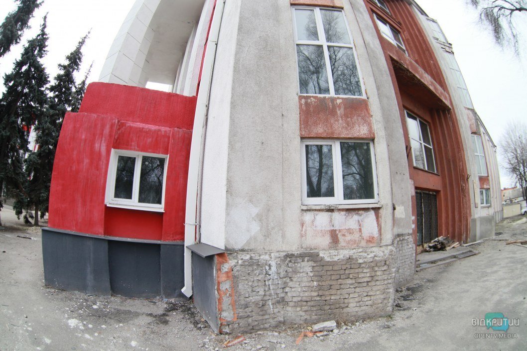 Алый фасад, следы пожара и выбитые окна: как сейчас выглядит ДК Ильича в Днепре (ФОТО) - рис. 3