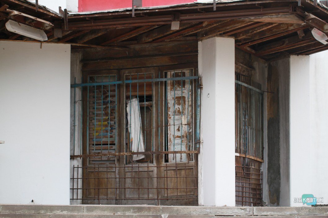 Алый фасад, следы пожара и выбитые окна: как сейчас выглядит ДК Ильича в Днепре (ФОТО) - рис. 5