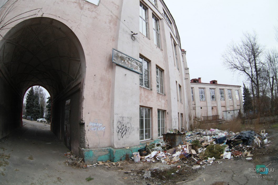 Алый фасад, следы пожара и выбитые окна: как сейчас выглядит ДК Ильича в Днепре (ФОТО) - рис. 8