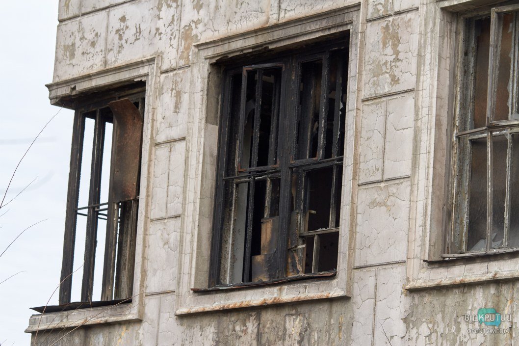 Алый фасад, следы пожара и выбитые окна: как сейчас выглядит ДК Ильича в Днепре (ФОТО) - рис. 7