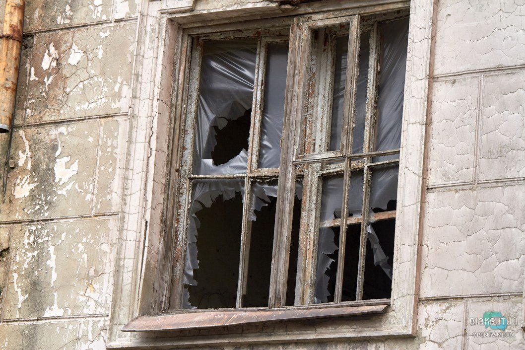 Алый фасад, следы пожара и выбитые окна: как сейчас выглядит ДК Ильича в Днепре (ФОТО) - рис. 6